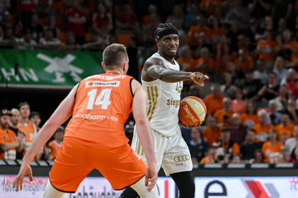 佳机会拱手 佳机会拱手